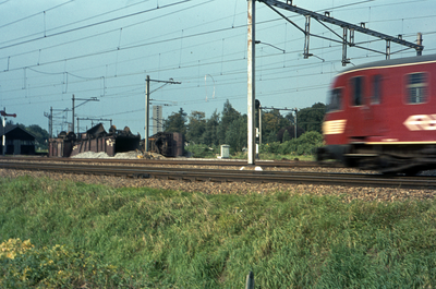 804461 Afbeelding van een ontspoorde goederentrein ter hoogte van het Houtensepad te Utrecht, met rechts een passerend ...